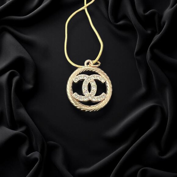 White/Gold Chanel Round Zipper Pull Button Charm & Free 18in Gold Plated Chain - Picture 2 of 3